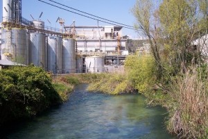 Il fiume Tirino all'altezza del polo chimico di Bussi, nel pescarese